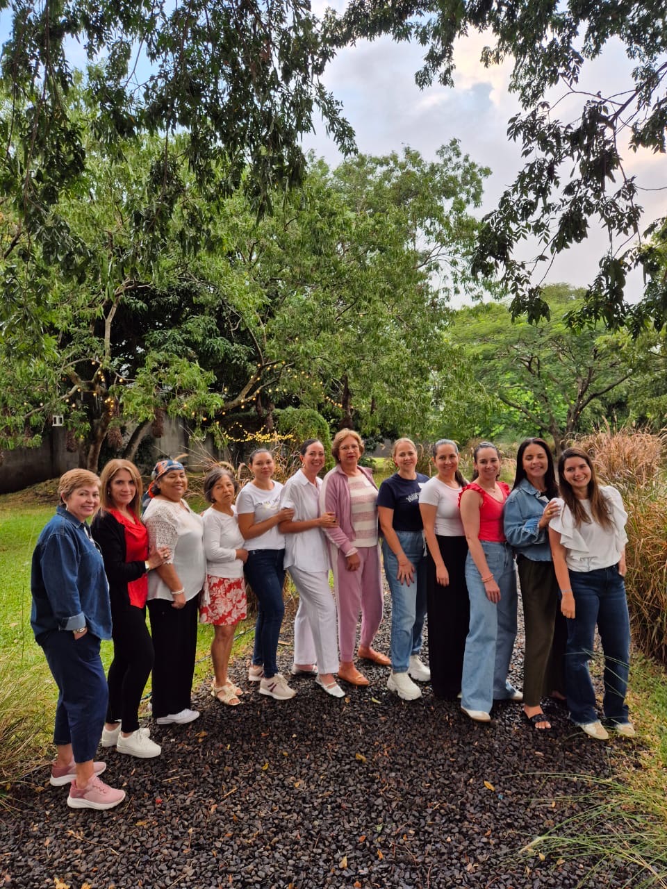 Grupo de participantes en retiro de bienestar