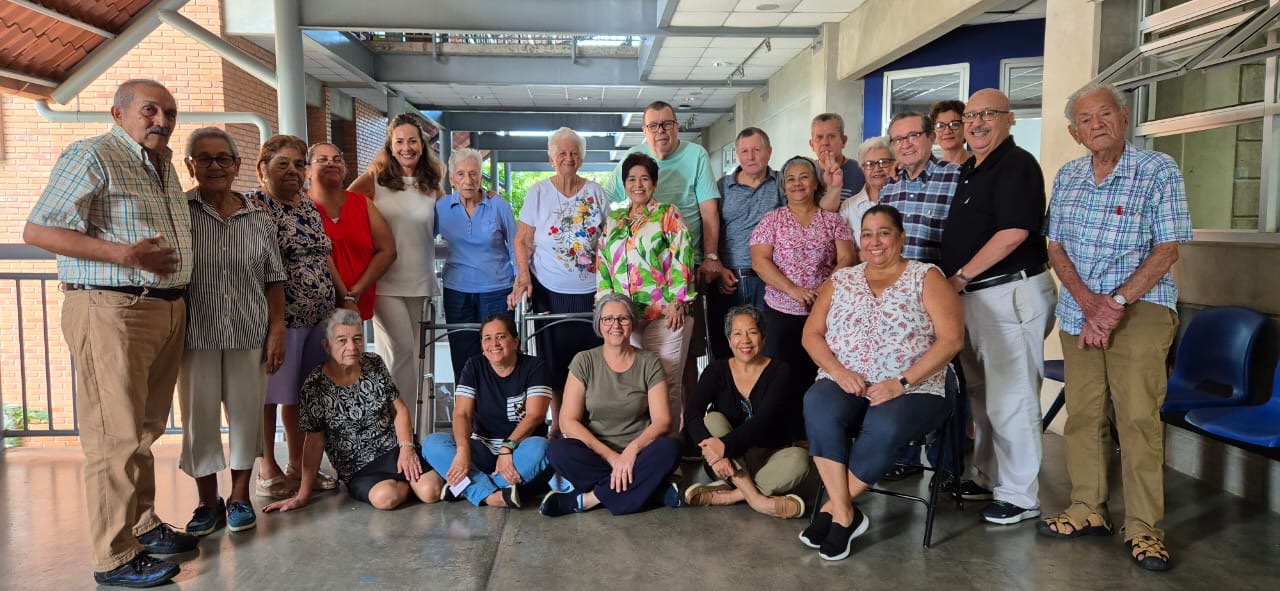 Taller grupal con personas adultas mayores