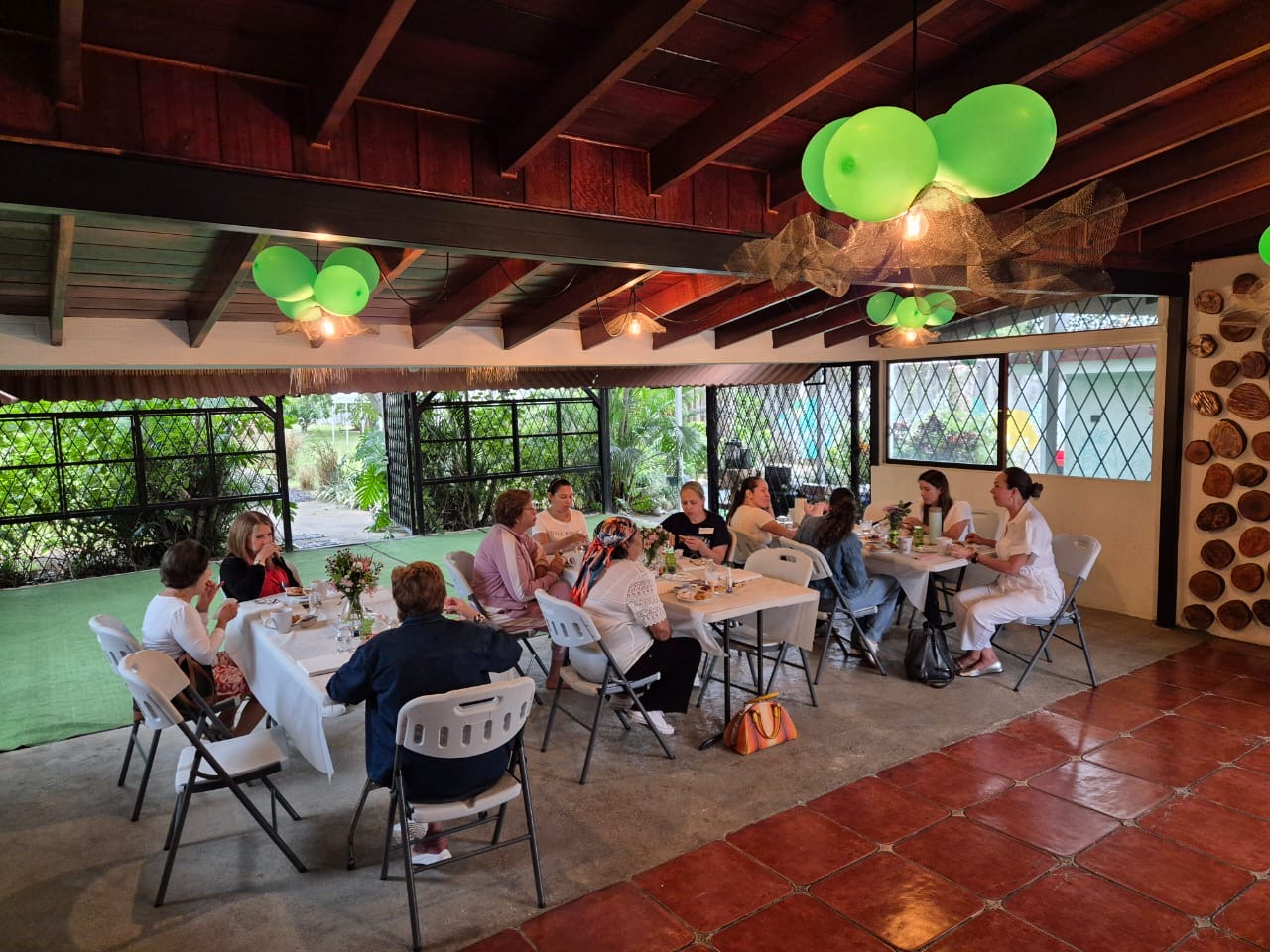 Sesión de taller en espacio al aire libre