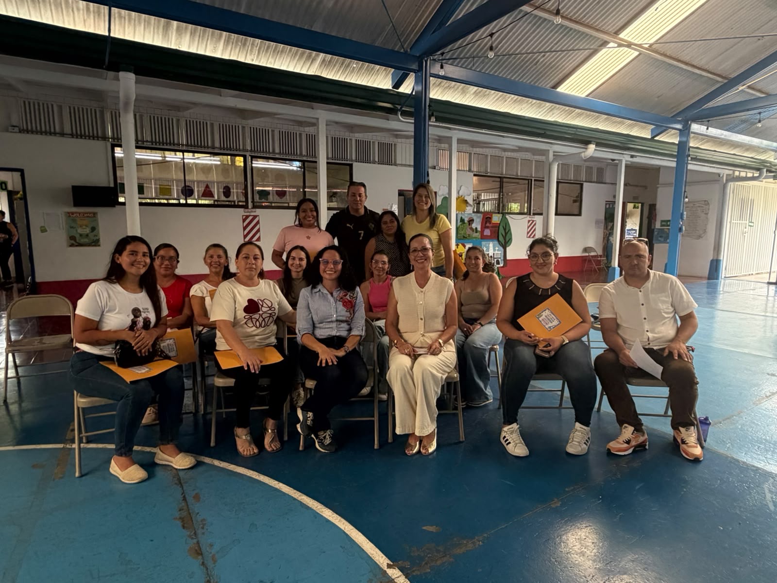 Fotografía grupal al cierre del taller