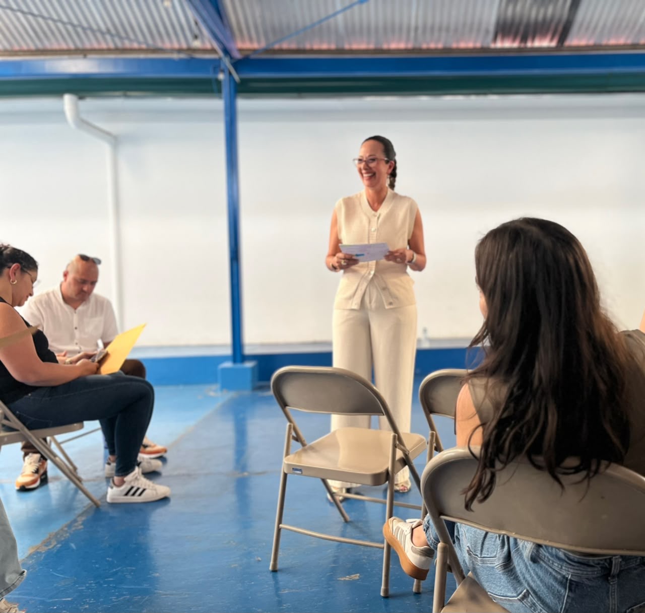 Jenny Cubillo impartiendo una charla a un grupo de docentes