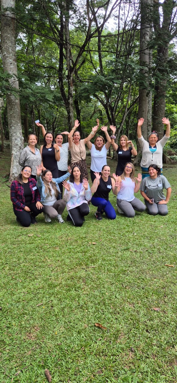 Grupo de participantes en taller en la naturaleza